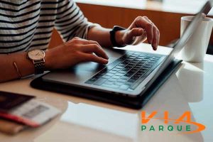 Empresário de Dourados utilizando internet estável no escritório