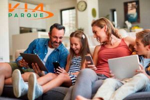 Família conectada com Internet em Dourados via fibra óptica